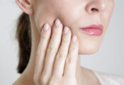 woman-with-jaw-pain